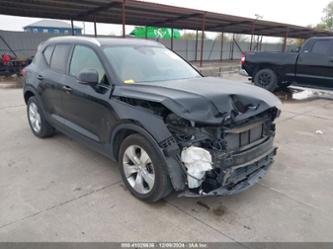 VOLVO XC40 T4 MOMENTUM