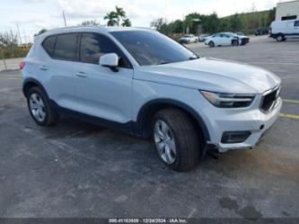 VOLVO XC40 T4 MOMENTUM